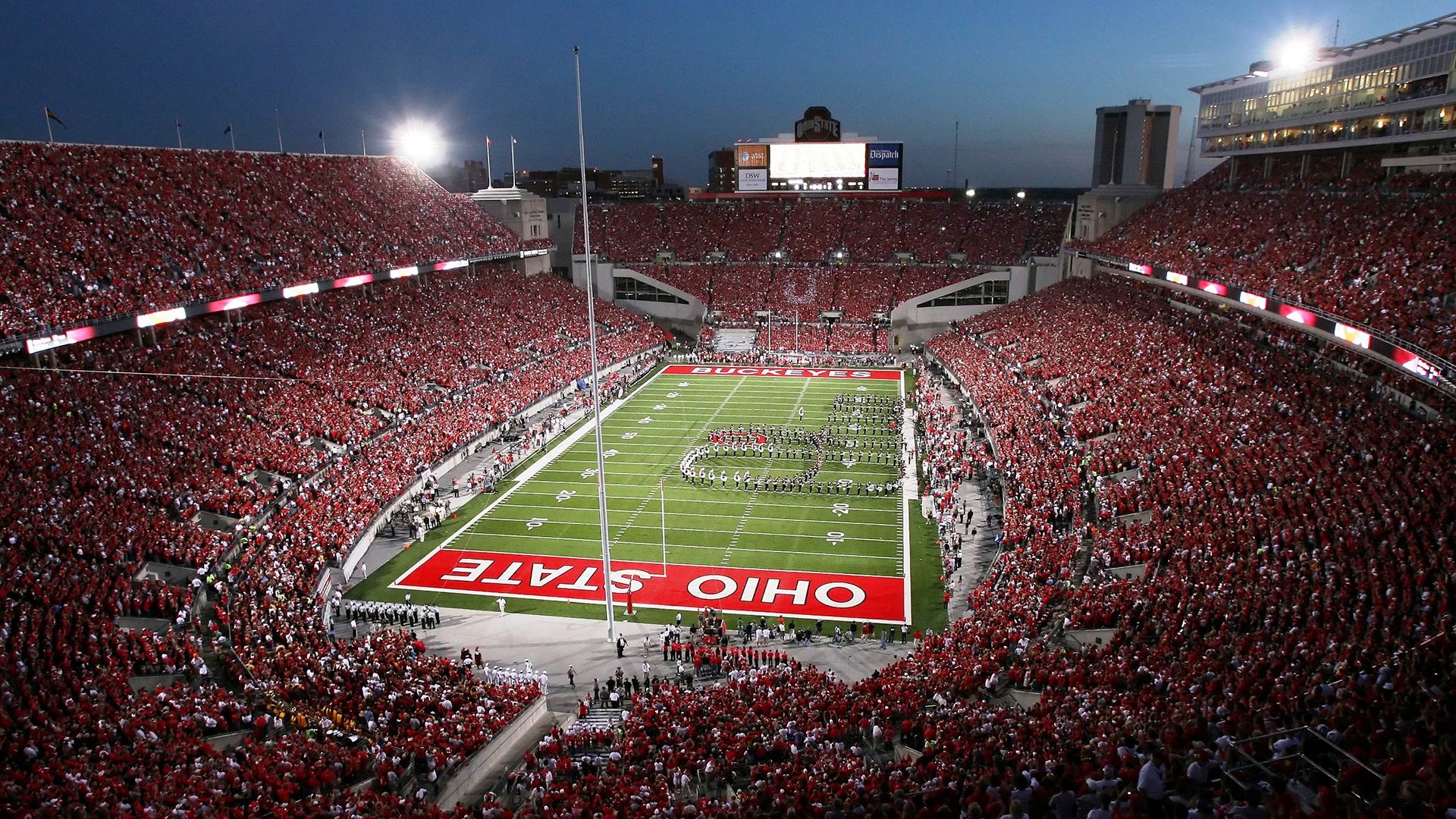 球迷现场打出巨幅横幅表达对主教练团队的支持与肯定，球队祝福的话